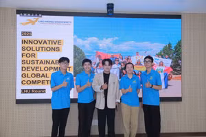 Nhóm sinh viên và thầy giáo cùng triển khai dự án LHU Adley - ứng dụng hỗ trợ giao tiếp cho người khiếm thính. Ảnh: NTCC