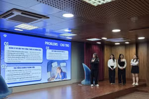 Thí sinh trình bày trước ban giám khảo về dự án khởi nghiệp của mình tại Cuộc thi Digital Shark Up 2025.