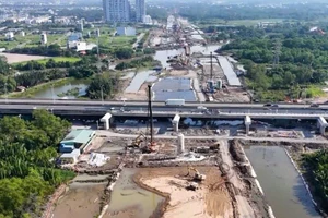 Công trình đường Vành đai 3 đang được gấp rút thi công. Ảnh: M.Q