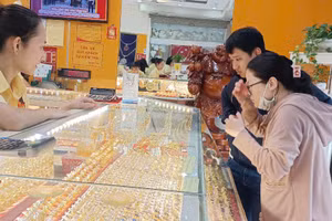 Người dân đổ xô đi mua vàng sát ngày Thần Tài.