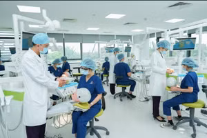 Các giờ học thực tế tại doanh nghiệp, bệnh viện giúp sinh viên Trường ĐH Nguyễn Tất Thành rút ngắn khoảng cách giữa kiến thức giảng đường và yêu cầu công việc thực tế.