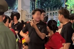 Sinh viên vô lễ với cựu chiến binh trong ngày kỷ niệm 50 năm giải phóng miền Nam, thống nhất đất nước.