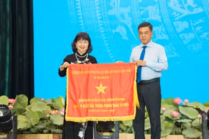 Ông Nguyễn Văn Dũng - Phó Chủ tịch HĐND TPHCM trao tặng cờ thi đua của Chính phủ cho Trường ĐH Nguyễn Tất Thành.