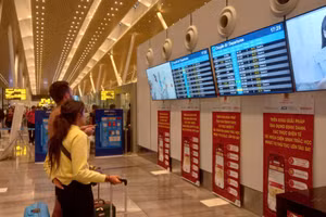Khách kiểm tra thông tin về chuyến bay tại Nhà ga T3.