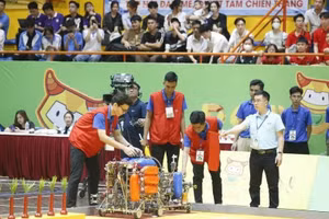 Đội thi của Trường ĐH Lạc Hồng tại cuộc thi Robocon Việt Nam năm 2024. Ảnh: LHU