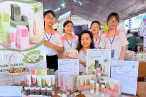 AroTrips – Bộ sản phẩm chăm sóc sức khỏe du lịch từ nghệ trắng của sinh viên Trường ĐH Nguyễn Tất Thành đạt huy chương bạc Giải thưởng "Thiết kế, Chế tạo, Ứng dụng" năm nay.