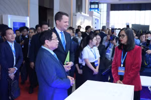Thủ tướng Phạm Minh Chính tham quan gian hàng triển lãm công nghệ tại Diễn đàn Kinh tế mùa Thu 2025.