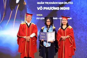 Tân khoa Võ Phương Nghi - Thủ khoa ngành Quản trị khách sạn nhận bằng tốt nghiệp. (Ảnh: HSU)