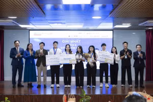 Ban tổ chức trao giải cho nhóm sinh viên đạt giải Nhất cuộc thi ‘Nhà quản trị tài ba 2025’