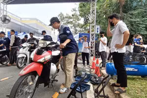Hơn 1.000 xe máy sinh viên Trường ĐH Sư phạm Kỹ thuật TPHCM được chăm sóc, bảo dưỡng miễn phí tại Uni Care Day