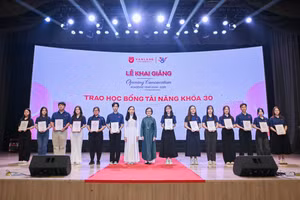 Trường ĐH Văn Lang trao tặng 275 suất học bổng tài năng cho tân sinh viên 