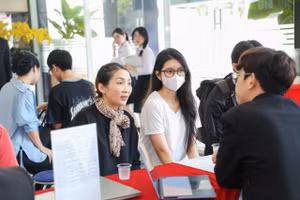 Phụ huynh và học sinh tìm hiểu ngành học tại SIU.