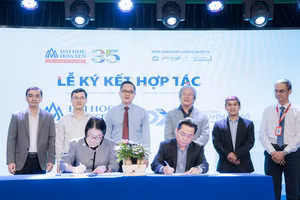 Trường ĐH Hoa Sen ký kết với Trung tâm Chuyển đổi số TPHCM.