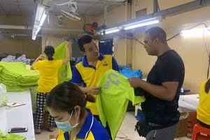 Công ty May mặc Dony bàn bạc tìm kiếm đơn hàng với đối tác nước ngoài.