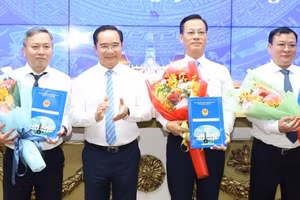 Chủ tịch UBND TPHCM trao quyết định bổ nhiệm nhân sự chủ chốt tại các đơn vị mới. (Ảnh: VGP)