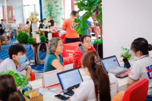 Đông đảo thí sinh, phụ huynh đến HIU tìm hiểu cách thức đăng ký xét tuyển vào HIU sáng ngày 16/7.