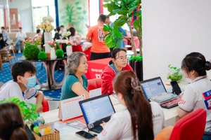 Đông đảo thí sinh, phụ huynh đến HIU tìm hiểu cách thức đăng ký xét tuyển vào HIU sáng ngày 16/7.