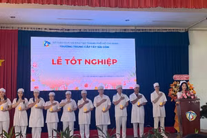 Học viên Trường Trung cấp Tây Sài Gòn đọc lời thề Hippocrates tại buổi lễ tốt nghiệp.