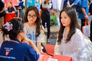 Các trường ĐH ngoài công lập đang rộng cửa chờ đón thí sinh. Ảnh: VLU