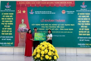 Lễ khánh thành và bàn giao công trình Nhà đa năng và các hạng mục phụ trợ tại Trường Tiểu học xã Mỹ Trung, huyện Mỹ Lộc, tỉnh Nam Định. Ảnh: DNCC