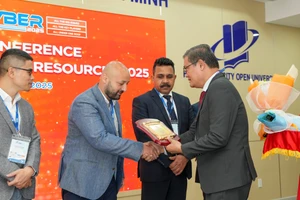 GS.TS Nguyễn Minh Hà, Hiệu trưởng Trường Đại học Mở TPHCM trao quà cho các diễn giả của hội thảo.