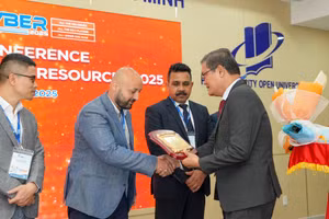 GS.TS Nguyễn Minh Hà, Hiệu trưởng Trường Đại học Mở TPHCM trao quà cho các diễn giả của hội thảo.