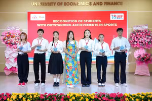 Các sinh viên được trao học bổng và vinh danh vì đạt thành tích thể thao xuất sắc.