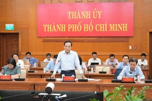 Bí thư Thành ủy TPHCM Trần Lưu Quang chủ trì buổi làm việc với Ban Chỉ đạo xây dựng và phát triển Trung tâm Tài chính Quốc tế TPHCM.