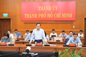Bí thư Thành ủy TPHCM Trần Lưu Quang chủ trì buổi làm việc với Ban Chỉ đạo xây dựng và phát triển Trung tâm Tài chính Quốc tế TPHCM.