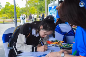 Sinh viên Văn Hiến được tiếp xúc, tìm hiểu nhu cầu tuyển dụng trực tiếp từ các doanh nghiệp tại Ngày hội việc làm 2025