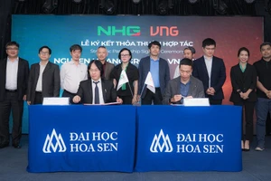 Ông Hoàng Quốc Việt – Chủ tịch Hội đồng quản trị kiêm Tổng Giám đốc NHG (trái) và ông Lê Hồng Minh - Nhà sáng lập và Chủ tịch Hội đồng quản trị VNG, cùng ký kết thỏa thuận hợp tác toàn diện.