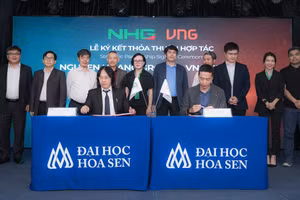 Ông Hoàng Quốc Việt – Chủ tịch Hội đồng quản trị kiêm Tổng Giám đốc NHG (trái) và ông Lê Hồng Minh - Nhà sáng lập và Chủ tịch Hội đồng quản trị VNG, cùng ký kết thỏa thuận hợp tác toàn diện.