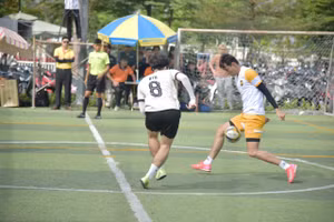 Trận bóng mở màn giải HUTECH Alumni Football 2025.