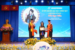 Lãnh đạo Trường ĐH Mở TPHCM trao bằng tốt nghiệp cho tân cử nhân.