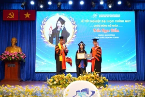 Lãnh đạo Trường ĐH Mở TPHCM trao bằng tốt nghiệp cho tân cử nhân.