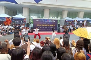 Sinh viên các trường ĐH tham dự cuộc thi K-Pop Random Dance