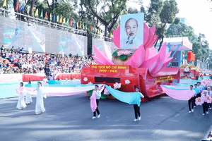 Xe rước chân dung Chủ tịch Hồ Chí Minh - vị Lãnh tụ vĩ đại của dân tộc Việt Nam.