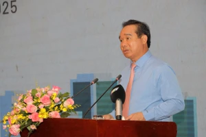 Chủ tịch UBND TPHCM Nguyễn Văn Được phát biểu khai mạc diễn đàn. (Ảnh: Quốc Hải).