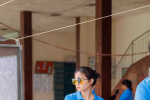 Sinh viên Trần Hoàng Anh Thuy – ngành Quan hệ công chúng, đạt nhiều thành tích xuất sắc trong bộ môn súng ngắn hơi.