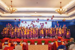 Tân thạc sĩ Trường ĐH Hoa Sen tung mũ tốt nghiệp