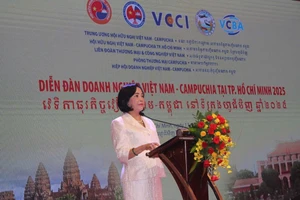 Bà Nguyễn Thị Thanh, Phó Chủ tịch Quốc hội, Chủ tịch Trung ương Hội Hữu nghị Việt Nam – Campuchia phát biểu khai mạc diễn đàn. Ảnh: VGP