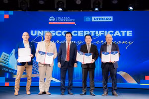 Ông Trần Văn Mạnh (giữa) - đại diện Liên hiệp các Hội UNESCO Việt Nam trao 4 chứng nhận cho Trường ĐH Hoa Sen.