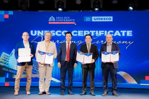 Ông Trần Văn Mạnh (giữa) - đại diện Liên hiệp các Hội UNESCO Việt Nam trao 4 chứng nhận cho Trường ĐH Hoa Sen.