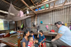 Bà ngoại em Thạch Ngọc Huy và đàn cháu nheo nhóc.