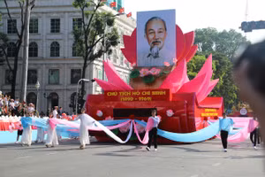 Xe rước chân dung Chủ tịch Hồ Chí Minh