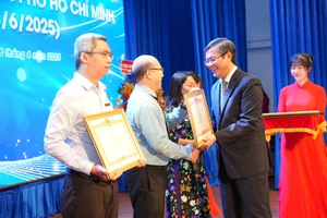 Thứ trưởng Nguyễn Văn Phúc trao Bằng khen của Thủ tướng Chính phủ tặng cho 4 tập thể xuất sắc, có những đóng góp nổi bật trong công tác từ năm học 2018-2019 đến năm học 2022-2023.
