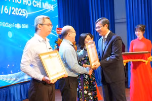 Thứ trưởng Nguyễn Văn Phúc trao Bằng khen của Thủ tướng Chính phủ tặng cho 4 tập thể xuất sắc, có những đóng góp nổi bật trong công tác từ năm học 2018-2019 đến năm học 2022-2023.