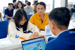 Phụ huynh và thí sinh đến trường đăng ký hồ sơ xét tuyển và tham gia thành viên myU.