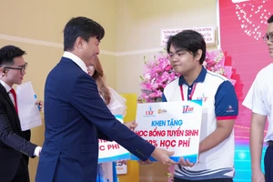 Trường ĐH Kinh tế - Tài chính TPHCM trao hơn 20 tỷ đồng học bổng cho sinh viên 