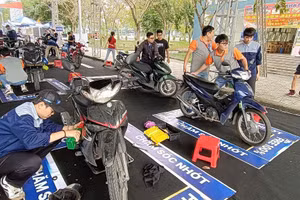 Sinh viên KTX Đại học Quốc gia TPHCM được thay nhớt, kiểm tra xe máy miễn phí